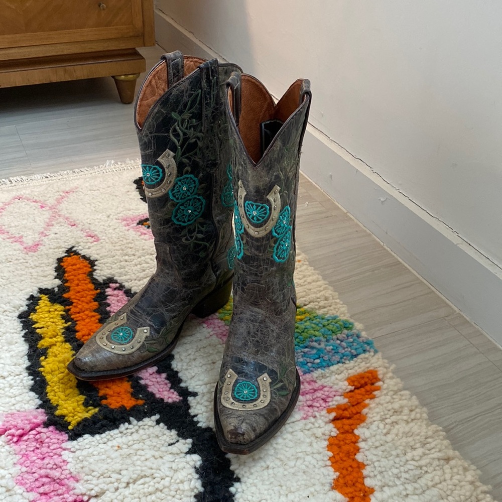 VACCARI VINTAGE COWBOY BOOTS. Torquoise flowers and green leaves motifs!!